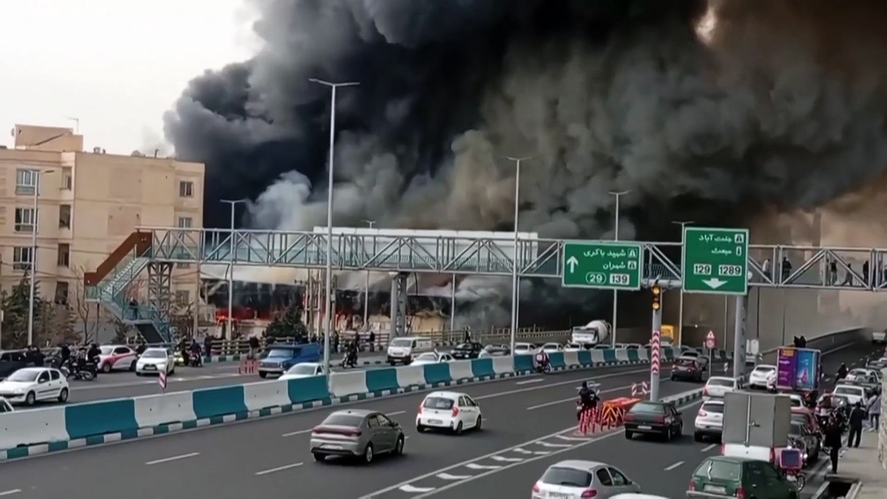 Iran: großbrand auf teheraner markt hüllt verkehr in dichte rauchwolken