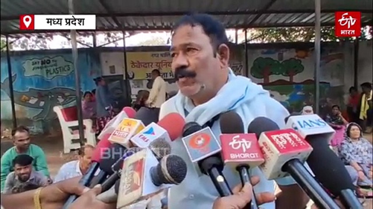 महीनों से बिना वेतन काम कर रहे कर्मचारियों का फूटा गुस्सा, नगर निगम के कर्मचारियों ने दिया धरना