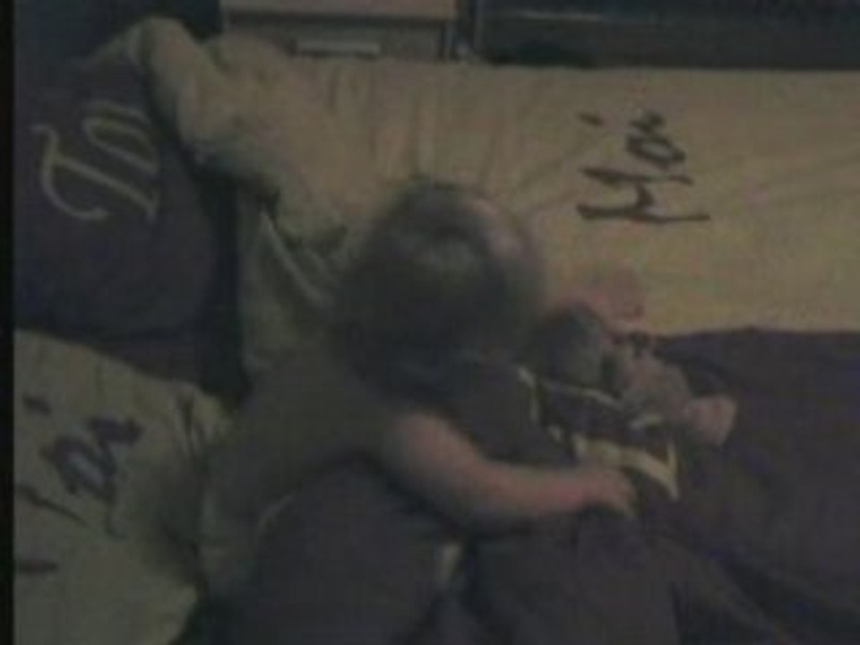 Léna dans le dodo de papa et maman avec tata gwen