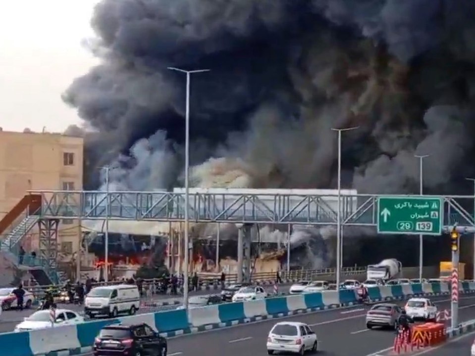 Riesige Rauchsäule: Einkaufszentrum in Teheran brennt