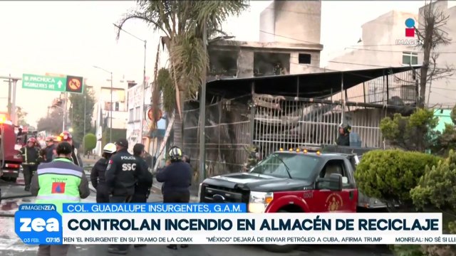 Elementos del Cuerpo de Bomberos controlan incendio en almacén de reciclaje