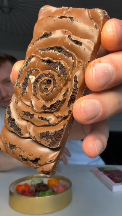 Tablette de Dubaï en forme de rose de chez Bostani 😍✨J’ai acheté toutes les tablettes pour tout goûter 😱✨Pistache, fraise, citron, orange, café ou encore chocolat de Dubaï… il y en a pour tous les goûts 🎉✨