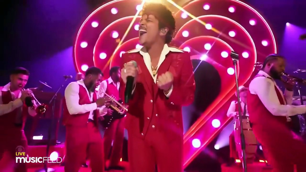 Bruno Mars chante son dernier single "I Just Might" en live