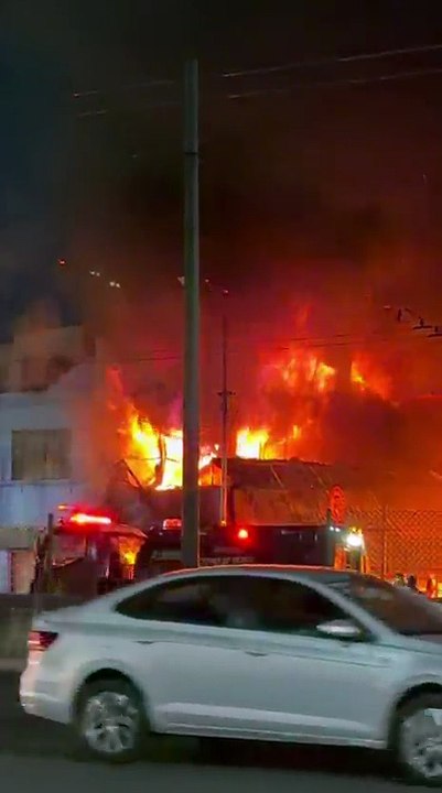 Se incendia bodega con materiales industriales; bomberos evitan tragedia mayor