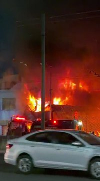 Se incendia bodega con materiales industriales; bomberos evitan tragedia mayor