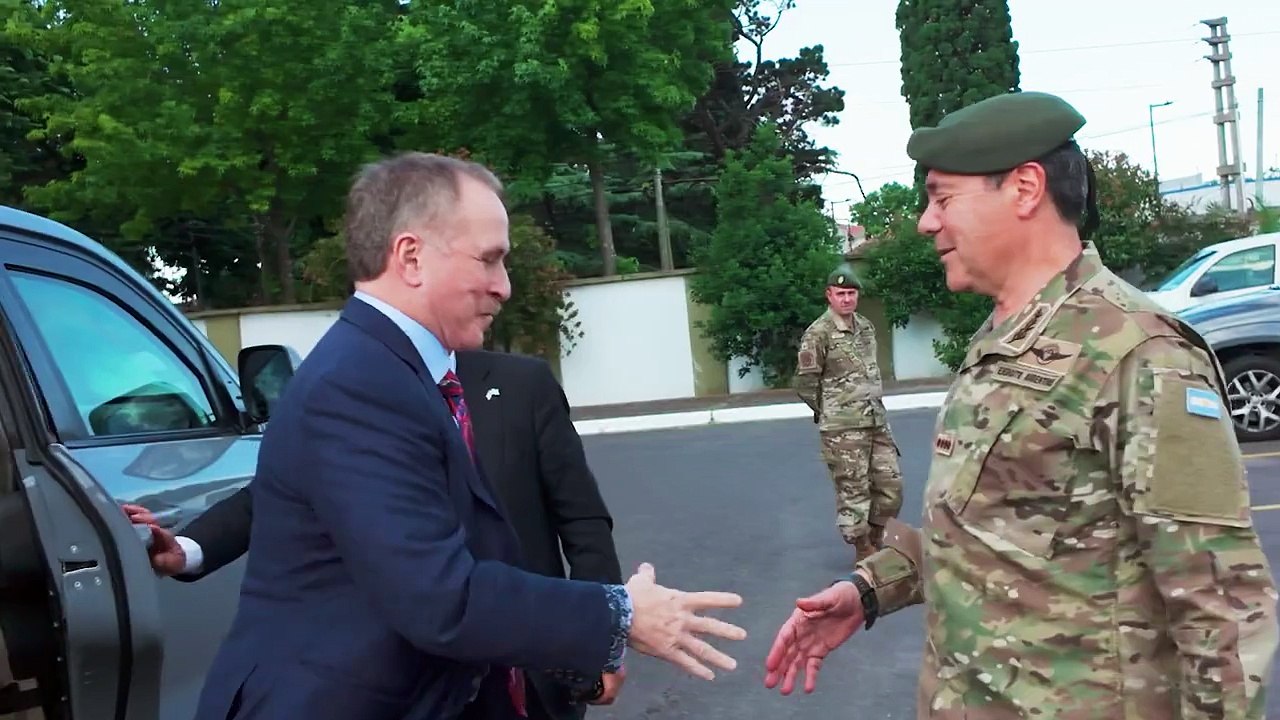 Ceremonia de arribo de los vehículos blindados Stryker