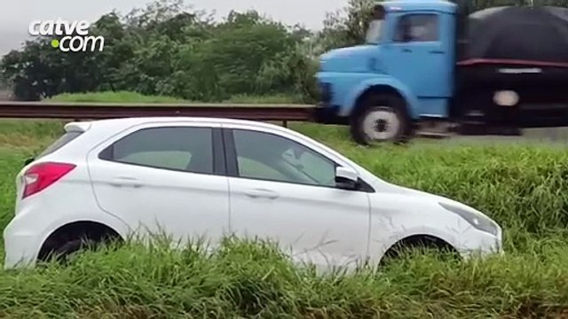 Ford Ka sai da pista e para no canteiro central da BR-163 em Toledo