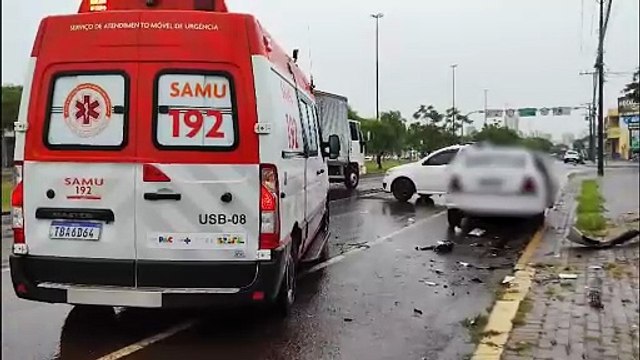 Motorista fica ferido após atingir carro estacionado na Avenida Tancredo Neves