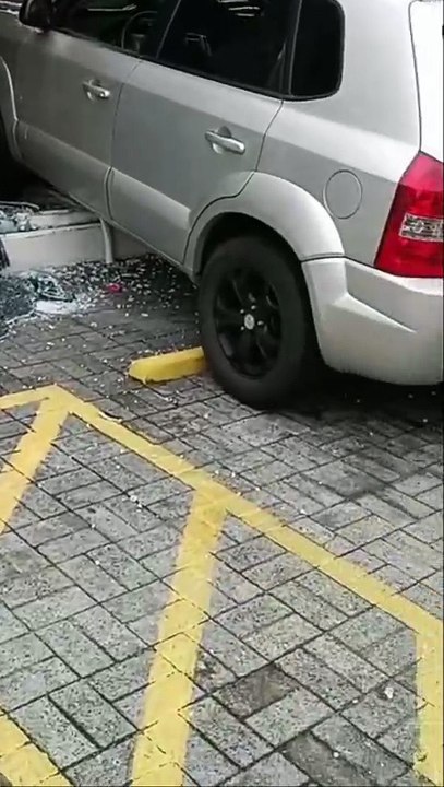 Motorista perde controle de carro e invade agência bancária em Joinville