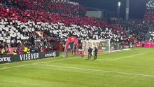 La afición canta a capela el himno