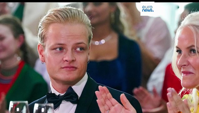 Filho da princesa herdeira da Noruega nega acusações de violação no início do julgamento