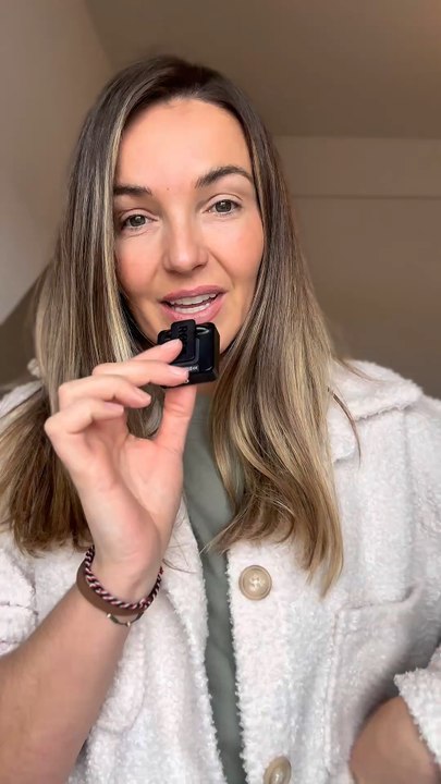 Que pensez-vous de la phrase « Il faut souffrir pour être belle » ? Comme le disait Coco Chanel, « la beauté commence au moment où vous décidez d’être vous même! » ✨🦋#marissalafolie #laviecotesoleil #coachingsuisse #epanouissement #bonheur