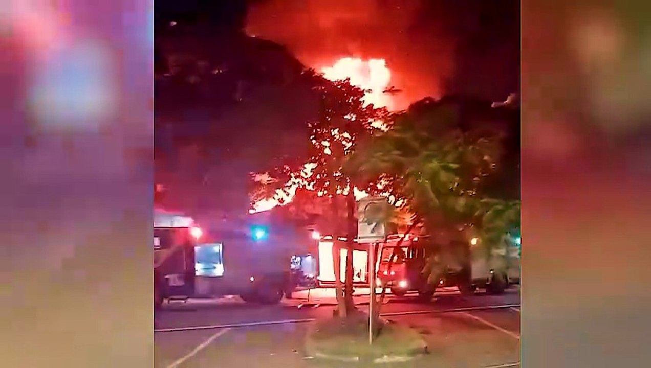 Incêndio de grandes proporções destrói duas lojas no centro de Umuarama