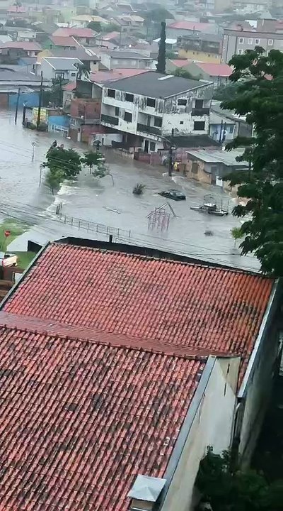 Carro é arrastado pela força da água durante temporal em Curitiba