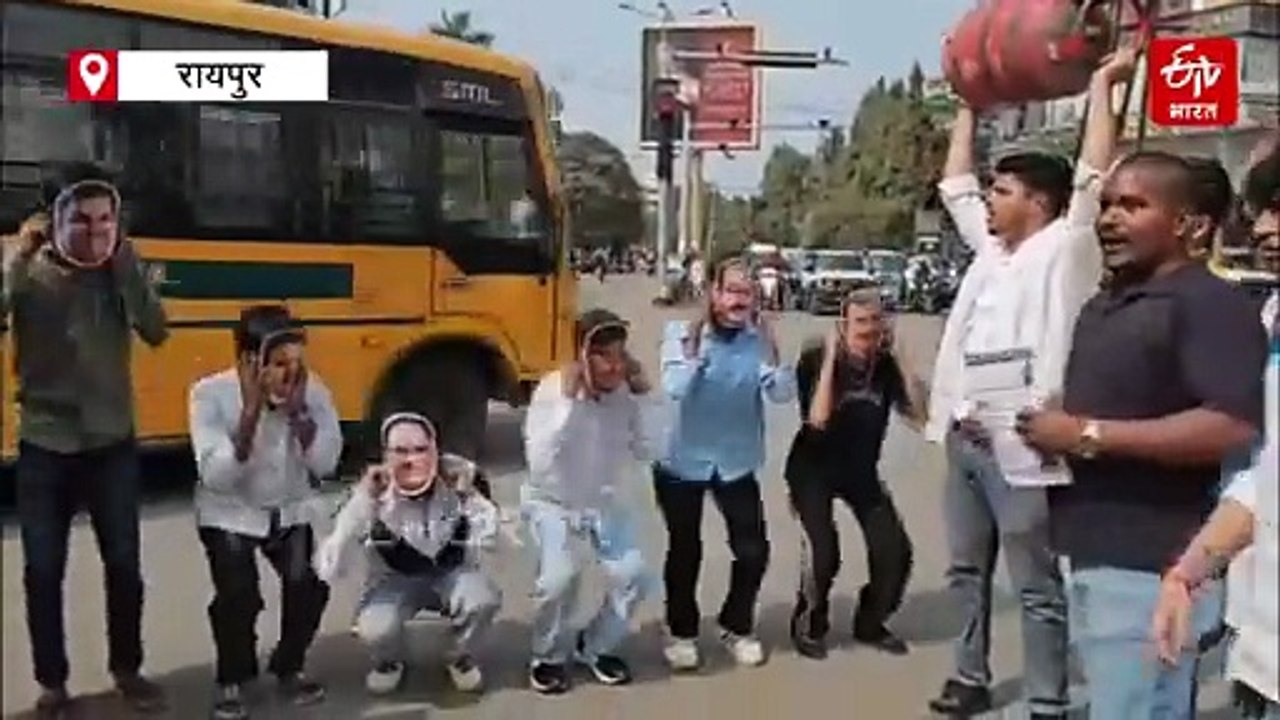 सिर पर सिलेंडर लेकर सड़कों पर उतरी NSUI, मंत्रियों का मुखौटा पहनकर उठक-बैठक, घोषणा पत्र की प्रतियां जलाईं