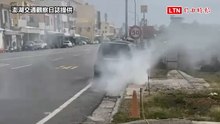 自小客車尾著火滿街跑！馬公市區警笛四起急找 駕駛開到加油站......