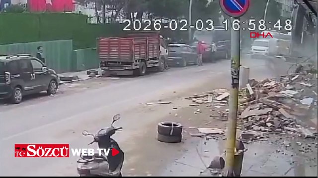 Sultangazi'de yıkımı süren binadan yere düşen beton parça savrularak araca çarptı