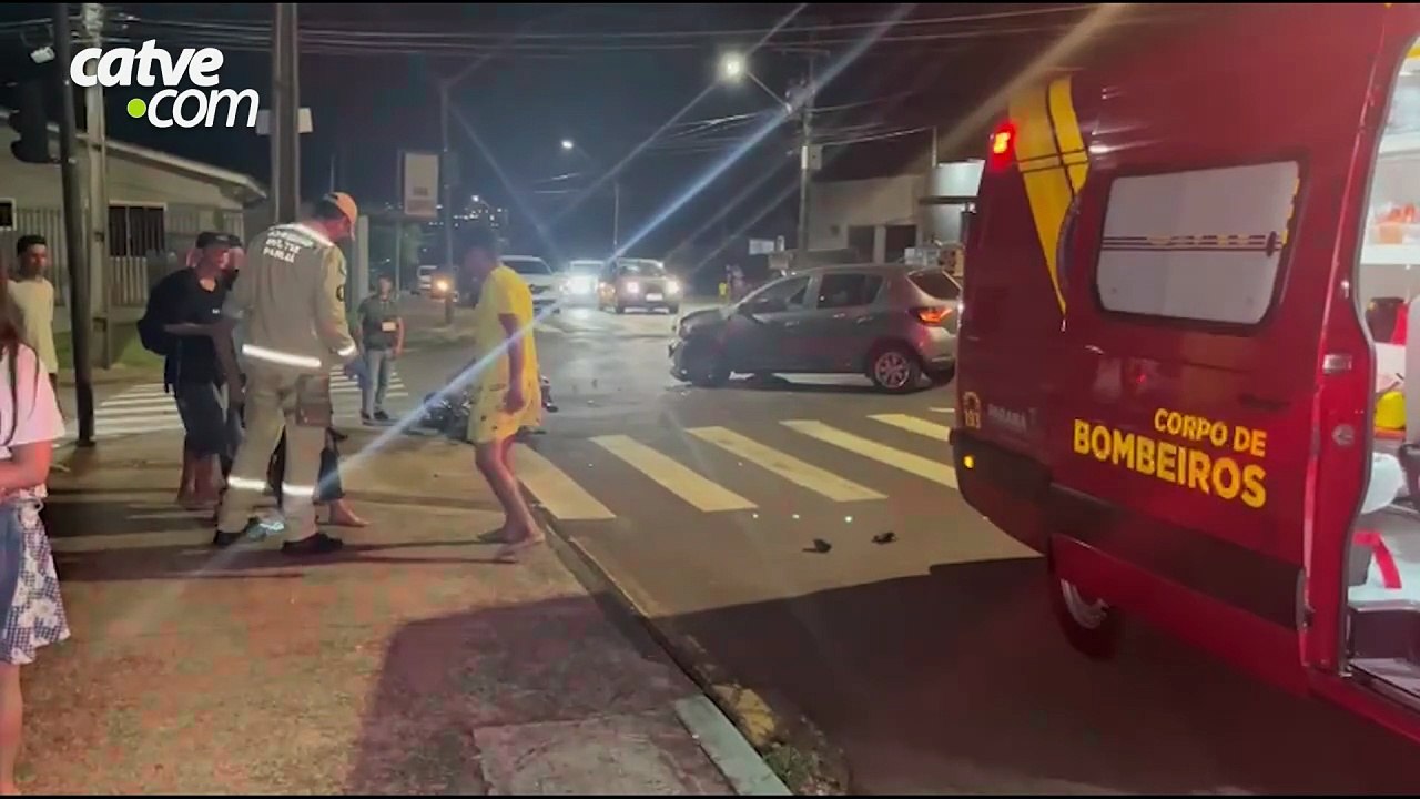 Casal fica ferido após batida entre carro e moto no bairro Floresta, em Cascavel