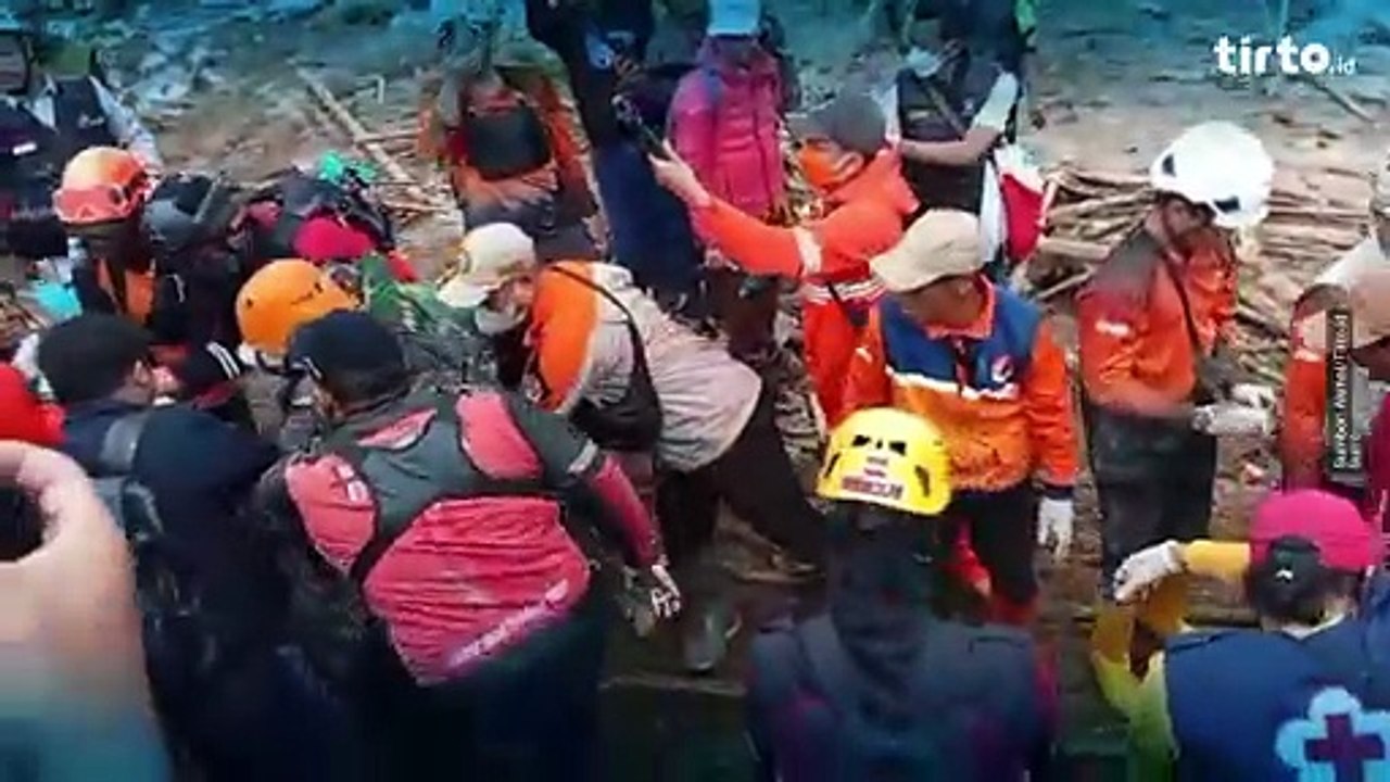 Operasi SAR Hari Ketiga, Tim Gabungan Fokus Cari 80 Korban Longsor di Pasirlangu | Tirto Recap