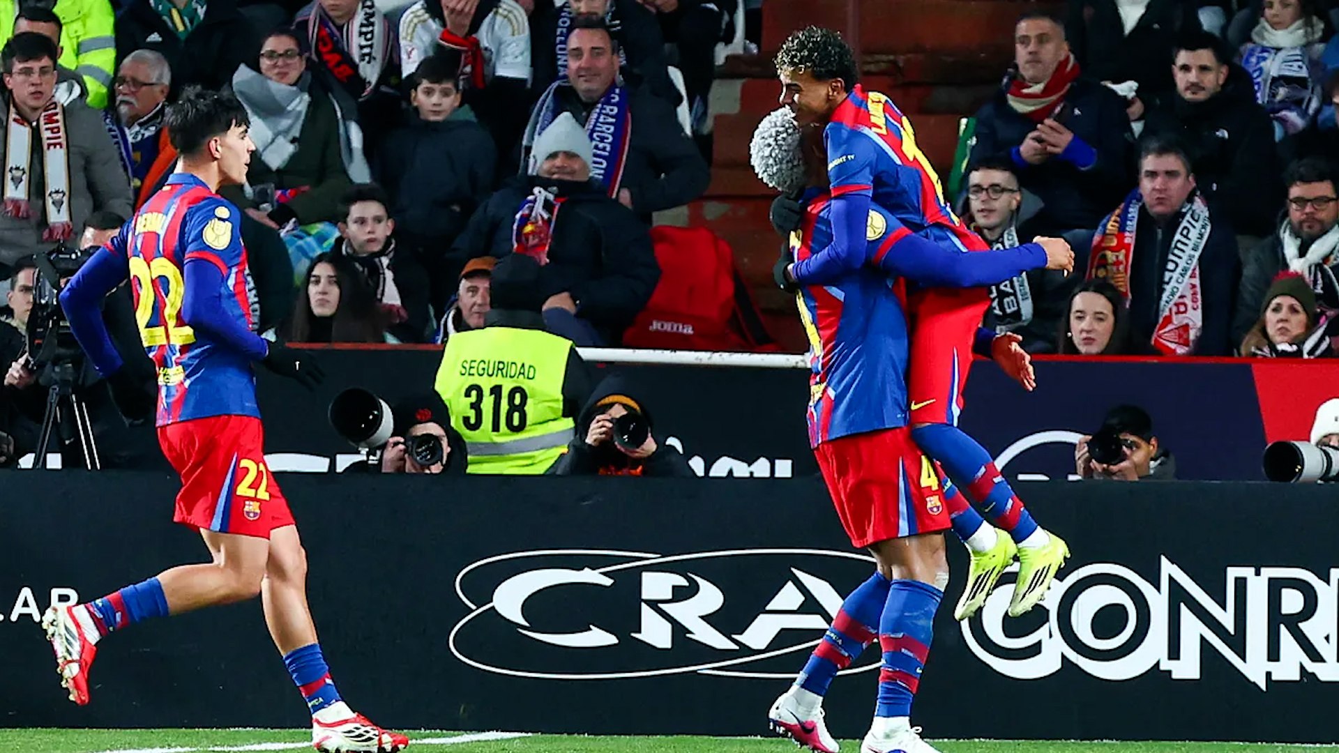 El entrenador del FC Barcelona, Hansi Flick, valor� de forma positiva la actitud competitiva de su equipo tras la victoria por 1-2 ante el Albacete, un resultado que permiti� al conjunto azulgrana clasificarse para las semifinales de la Copa del Rey Mapfre. El t�cnico alem�n destac� que sus jugadores lucharon hasta el �ltimo minuto, aunque no ocult� su malestar por la falta de acierto de cara a porter�a.

En la rueda de prensa posterior al encuentro, celebrada en el Estadio Carlos Belmonte, Flick subray� que el Barcelona fue superior durante amplias fases del partido. "Creamos muchas ocasiones claras y, una vez m�s, no las aprovechamos. El partido termin� siendo muy igualado cuando podr�a haberse resuelto antes", explic� el entrenador, dejando claro que el equipo debe mejorar su efectividad ofensiva.

Pese a ello, el t�cnico azulgrana insisti� en que la victoria fue merecida por el volumen de juego y las oportunidades generadas. Flick valor� especialmente el esfuerzo colectivo y la capacidad del equipo para mantenerse competitivo en un escenario exigente, lo que refuerza la confianza de cara al tramo decisivo del torneo.

Con este triunfo, el Barcelona avanza a las semifinales de la Copa del Rey, consolidando su buen momento competitivo, aunque con deberes pendientes en la definici�n de las jugadas de gol.