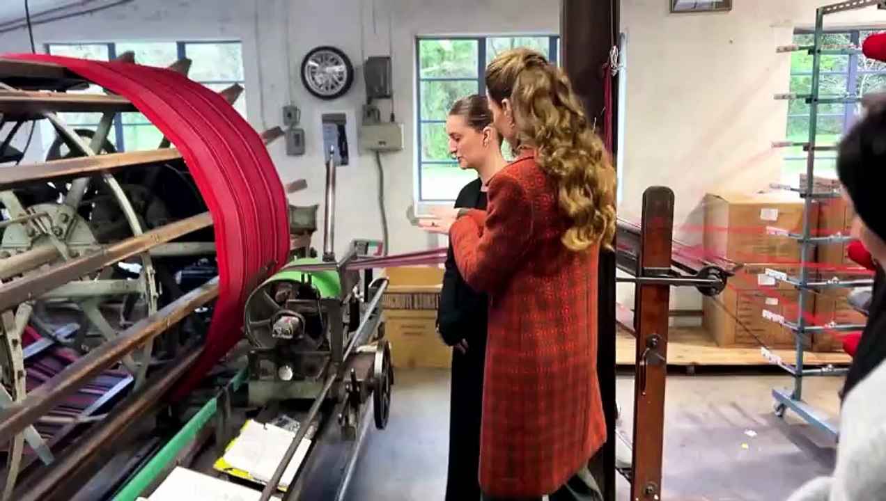 La princesa de Gales, Kate Middleton, visita una fábrica textil en Gales