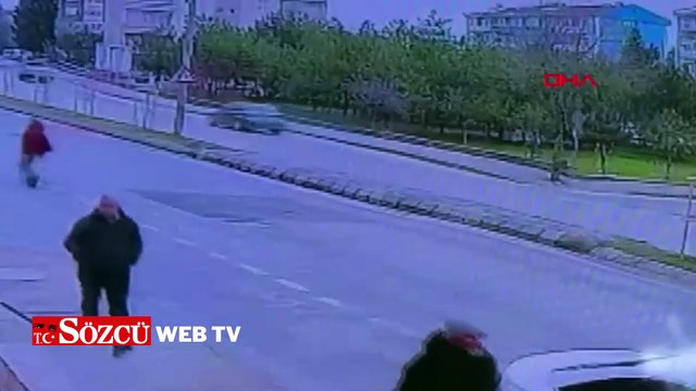 Torunuyla yolun karşısına geçerken motosiklet çarptı; kaza kamerada