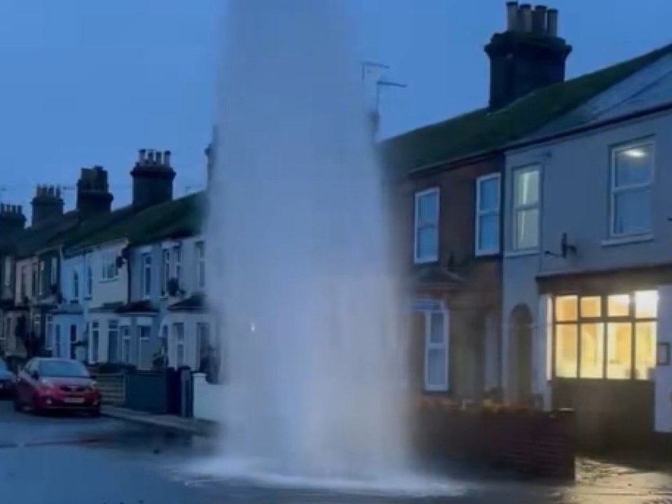 Sechs Meter hohe Wasserfontäne schockt Anwohner