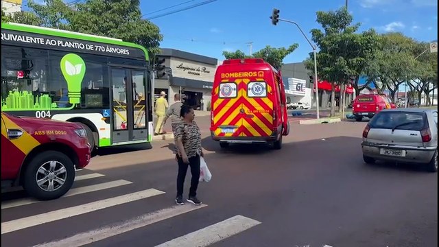 Idosa tem lesão grave na cabeça após ser atropelada por ônibus