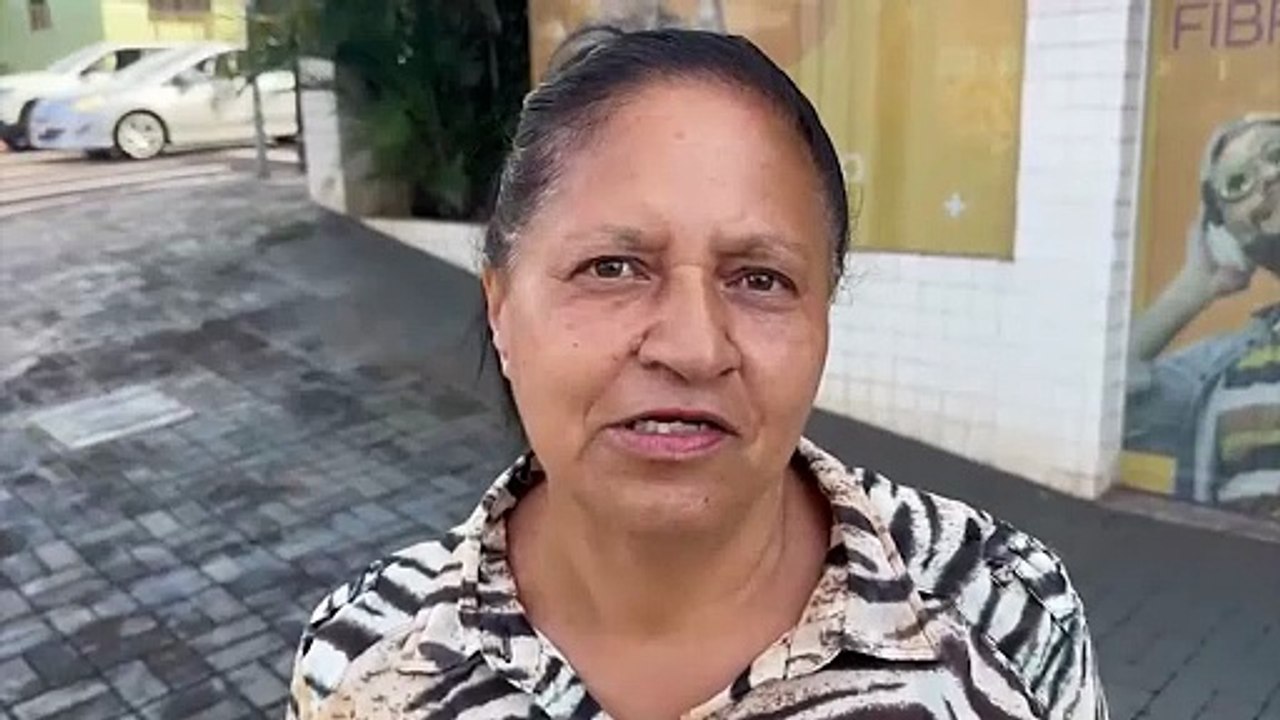 "Não olhou que vinha vindo ônibus, ela simplesmente foi na frente do ônibus com tudo", afirma testemunha de grave acidente