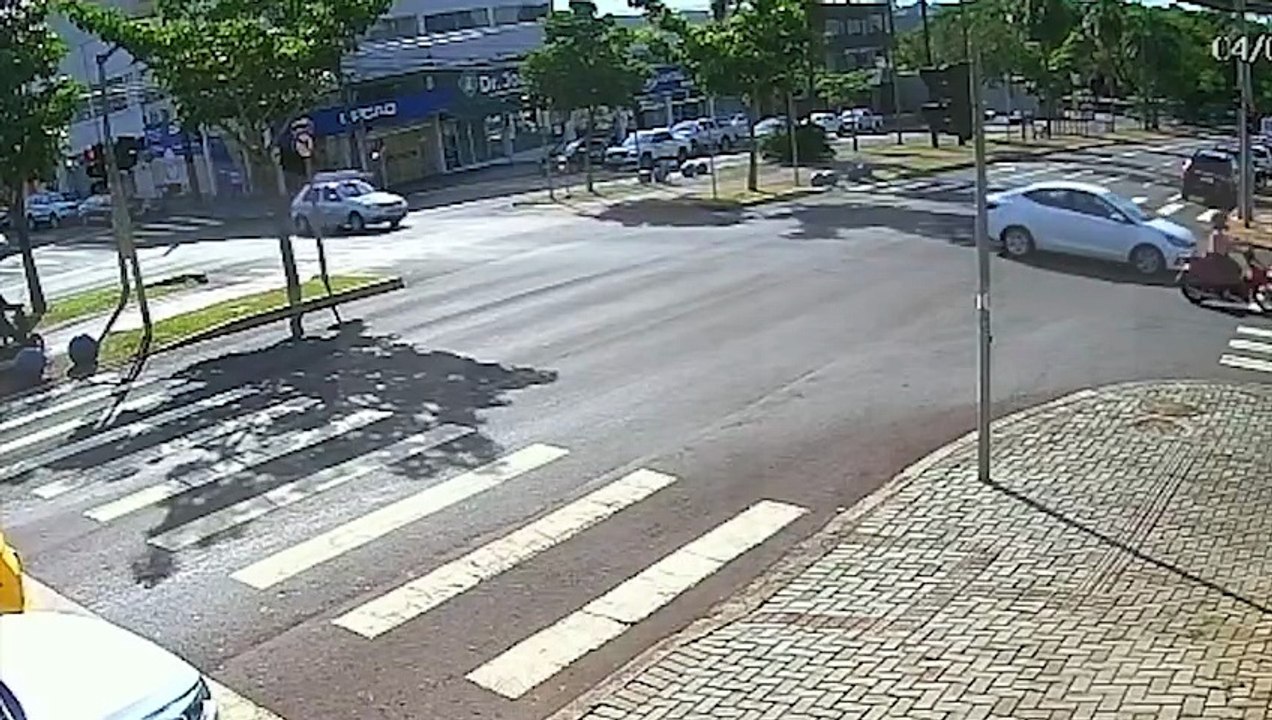 Vídeo mostra idosa sendo atingida e arremessada por ônibus