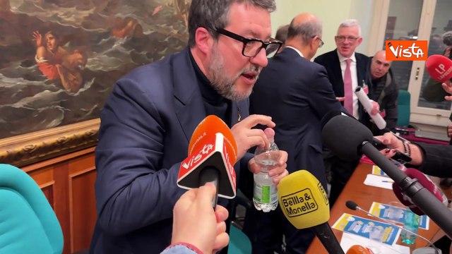 Salvini va via a fine conferenza stampa inseguito dai cronisti ma risponde solo sul Milan