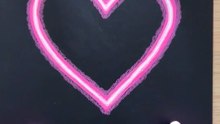 Comment dessiner un cœur néon avec les Posca et crayons de couleur