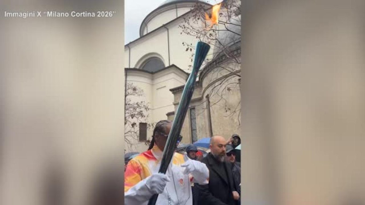 Milano-Cortina 2026, Snoop Dogg sfila (e balla) con la torcia olimpica a Gallarate