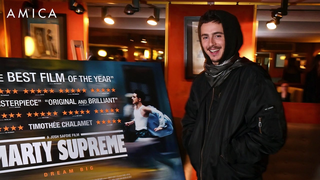 Timothée Chalamet con la mini Kelly di Hermès