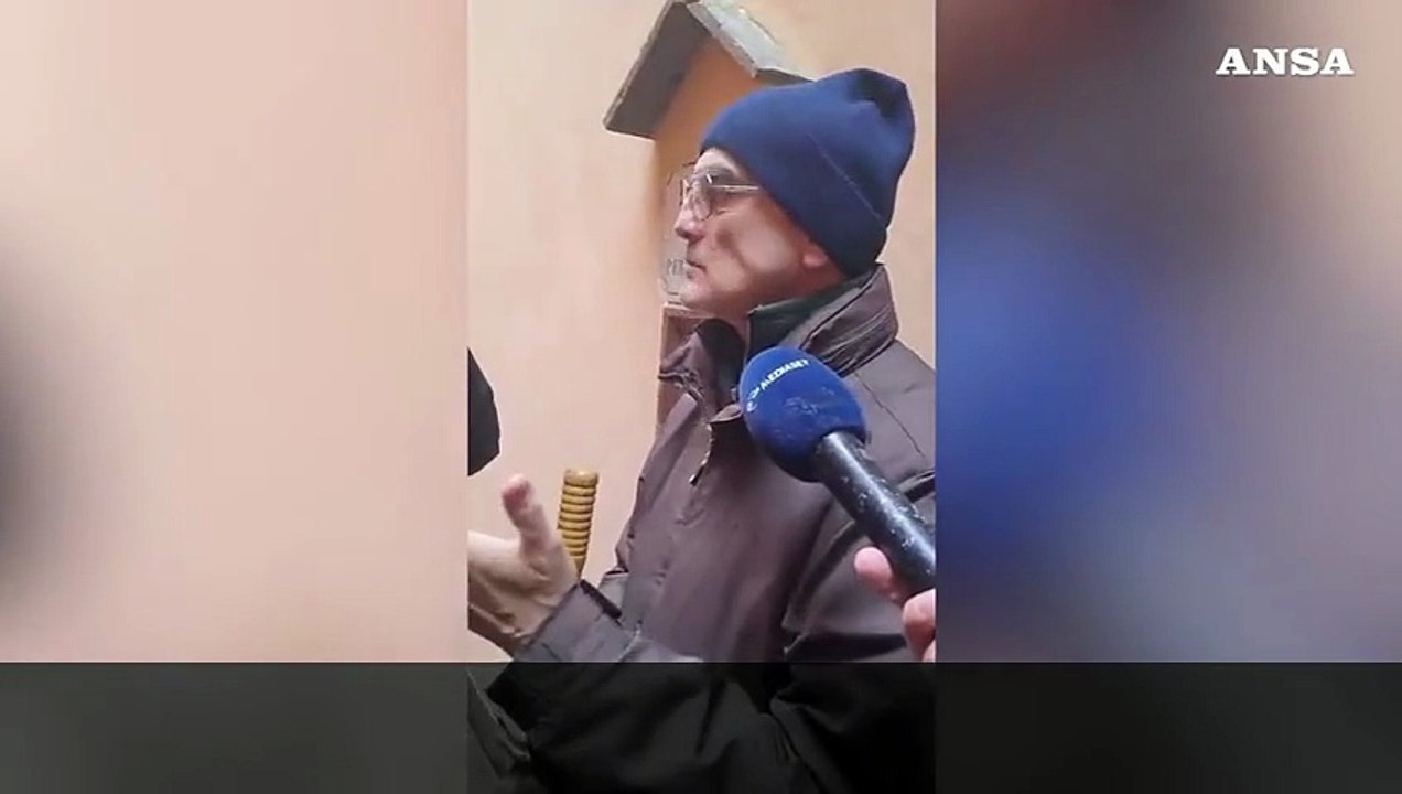 L'assalto dei curiosi all'affresco con il volto di Meloni: "Troppi selfie"