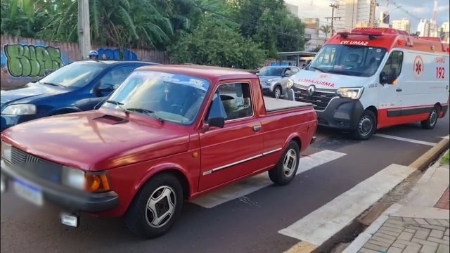 Motociclista fica ferido em acidente envolvendo três veículos no centro de Cascavel