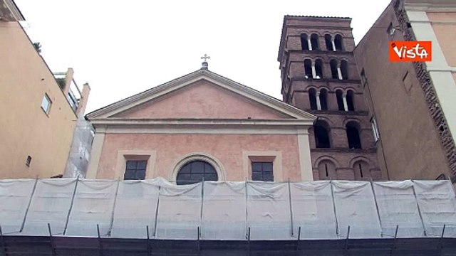 L'affresco con il viso della premier Giorgia Meloni nella Basilica di San Lorenzo in Lucina a Roma