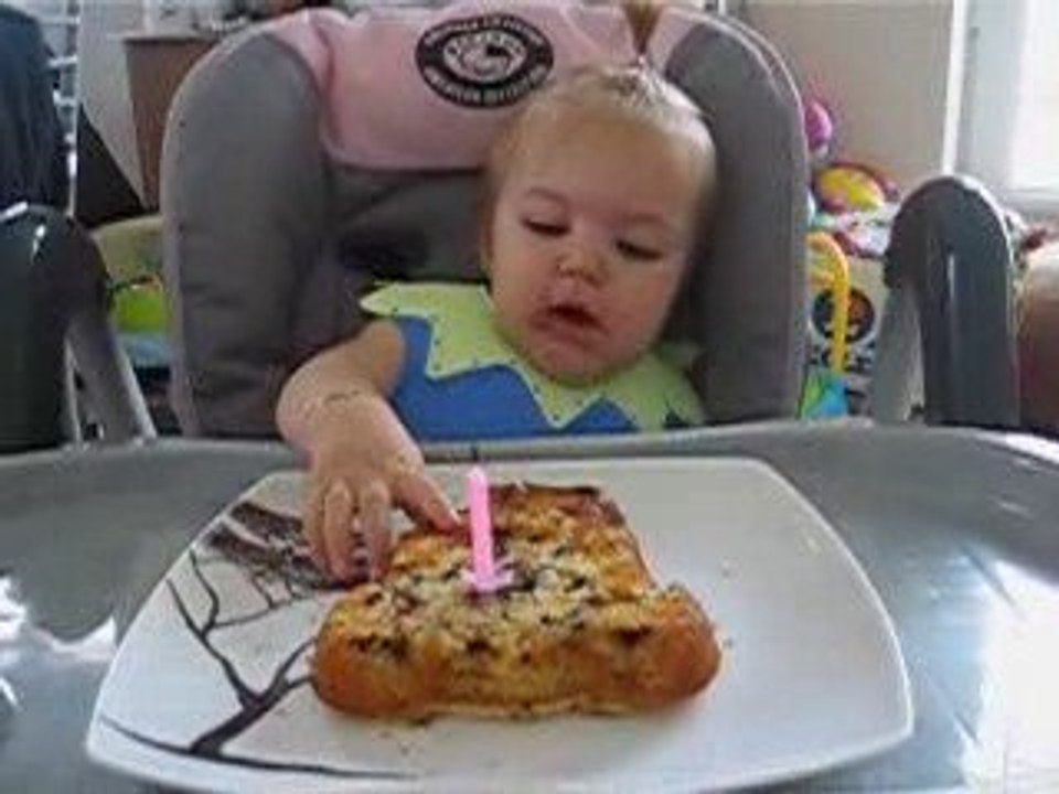 Boulinette picore son 1er gateau d anniversaire!