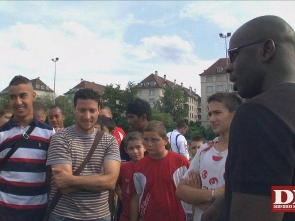 Lilian Thuram avec les jeunes de l'AS Neudorf