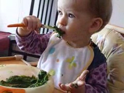 Lilith mange toute seule