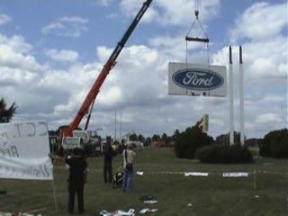 Ford Blanquefort le 10.07.2009 : démontage du panneau Ford