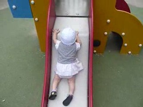 Lilith remonte le toboggan...