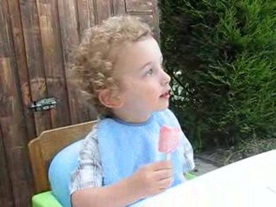 Gabriel mange une grande glace (2 ans)