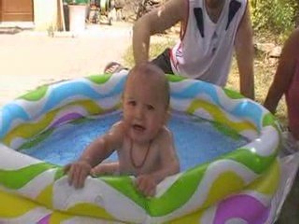 Noa dans la piscine !