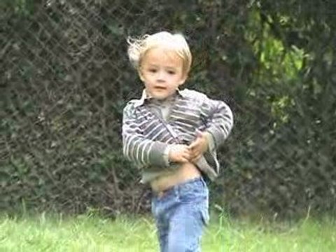 Jules chez Gérard et Annie 1 - Ils court après les poules