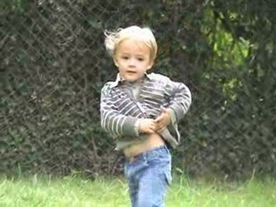 Jules chez Gérard et Annie 1 - Ils court après les poules