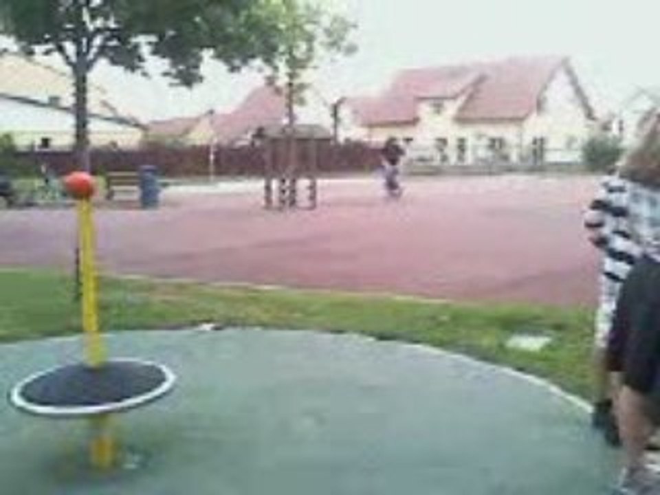 Léo , entrain de faire du BMX :p