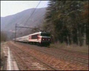 La CC 6549 franchit Virieu-le-Grand avec une rame UIC + USI