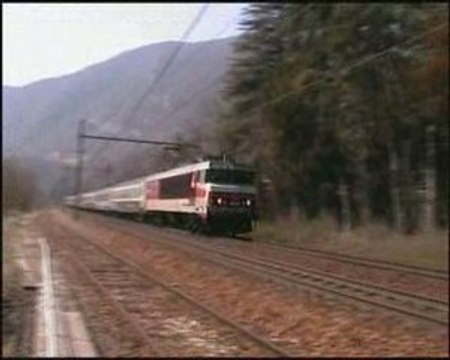 La CC 6549 franchit Virieu-le-Grand avec une rame UIC + USI