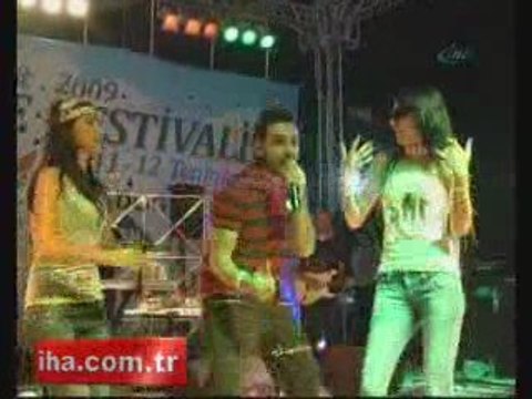 Ismail YK-İzmit Pişmaniye Konserinde Kız Kavgası (10.07.09)